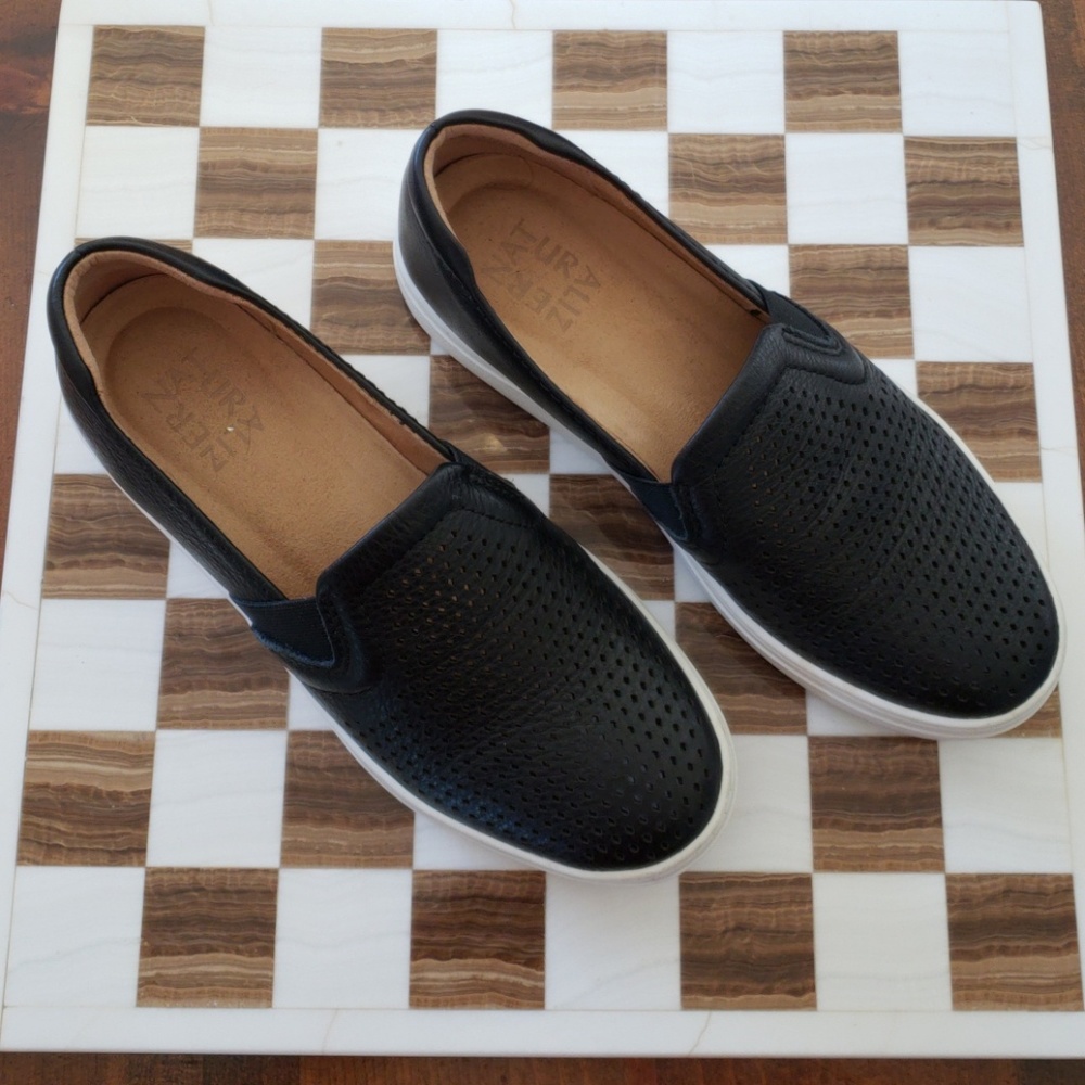 Naturalizer leather slip on sneakers